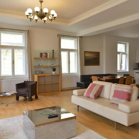 Kolonada Luxury 3 Bedroom Manes شقة *